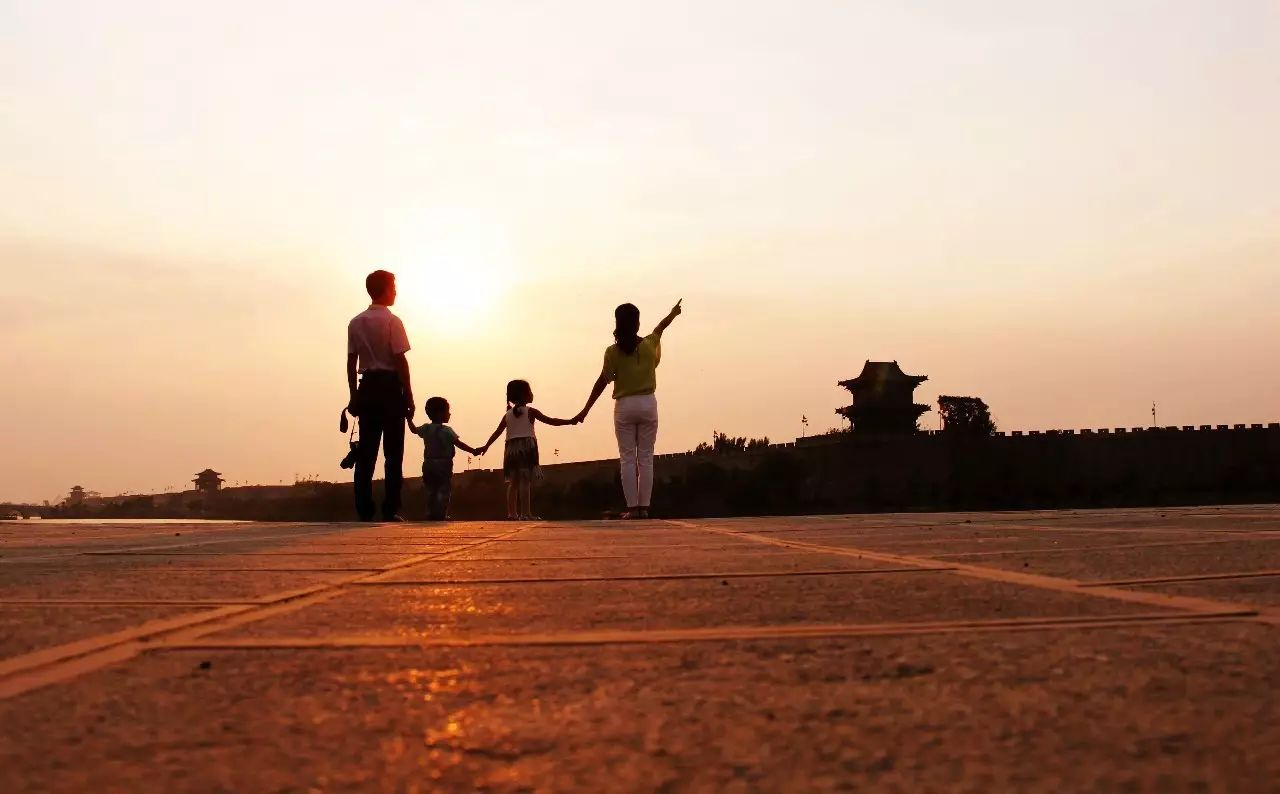 星空官网|货车追尾一人不幸被困 连云港消防驰援救人(图4) 星空官网