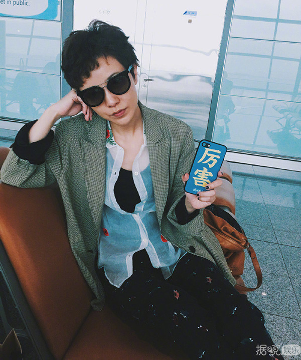 星空官网|货车追尾一人不幸被困 连云港消防驰援救人(图3) 星空官网